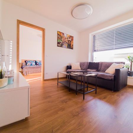 Modern Flat With Large Terrace Διαμέρισμα Χράντεκ Κράλοβε Εξωτερικό φωτογραφία