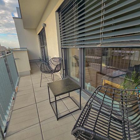 Modern Flat With Large Terrace Διαμέρισμα Χράντεκ Κράλοβε Εξωτερικό φωτογραφία