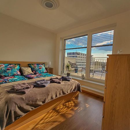 Modern Flat With Large Terrace Διαμέρισμα Χράντεκ Κράλοβε Εξωτερικό φωτογραφία