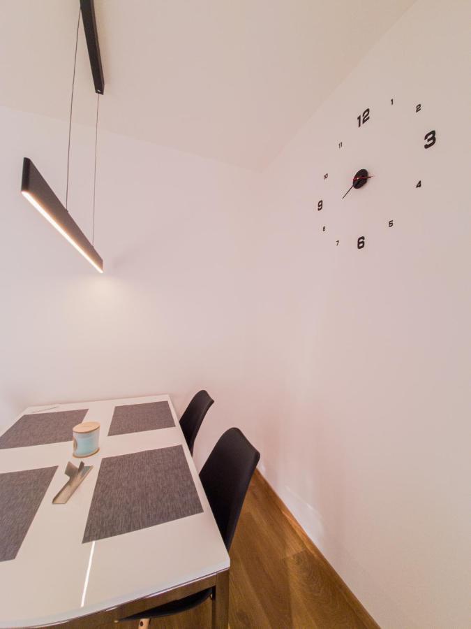 Modern Flat With Large Terrace Διαμέρισμα Χράντεκ Κράλοβε Εξωτερικό φωτογραφία