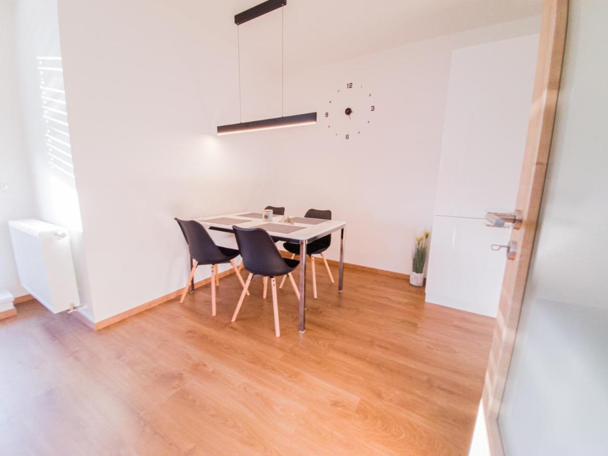 Modern Flat With Large Terrace Διαμέρισμα Χράντεκ Κράλοβε Εξωτερικό φωτογραφία
