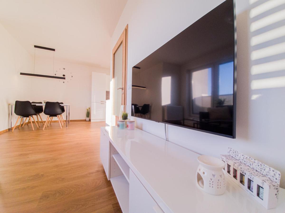 Modern Flat With Large Terrace Διαμέρισμα Χράντεκ Κράλοβε Εξωτερικό φωτογραφία