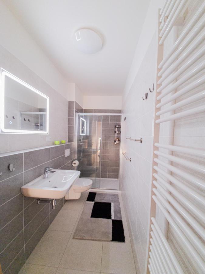 Modern Flat With Large Terrace Διαμέρισμα Χράντεκ Κράλοβε Εξωτερικό φωτογραφία