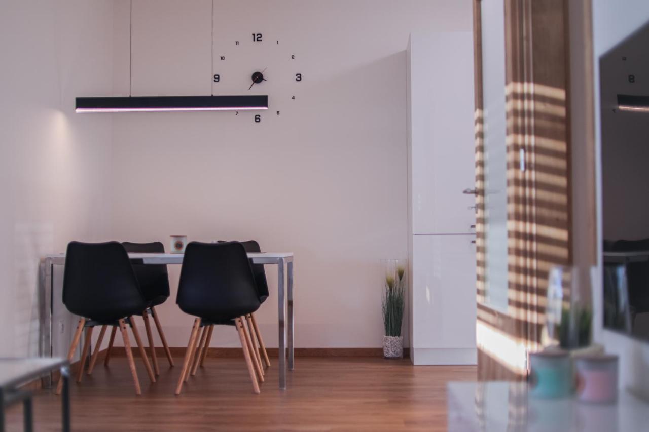 Modern Flat With Large Terrace Διαμέρισμα Χράντεκ Κράλοβε Εξωτερικό φωτογραφία
