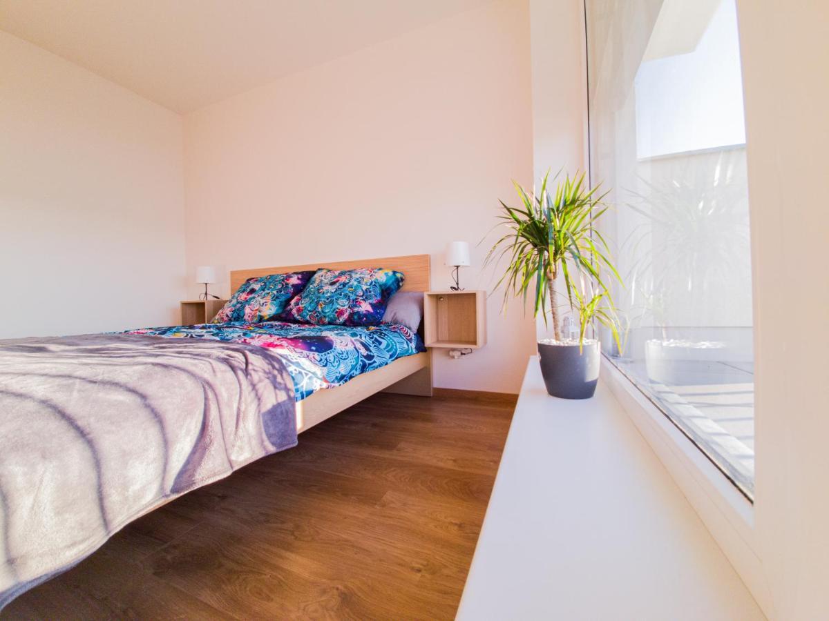 Modern Flat With Large Terrace Διαμέρισμα Χράντεκ Κράλοβε Εξωτερικό φωτογραφία