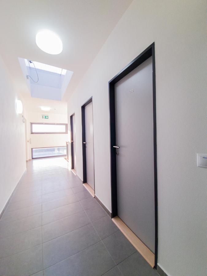 Modern Flat With Large Terrace Διαμέρισμα Χράντεκ Κράλοβε Εξωτερικό φωτογραφία