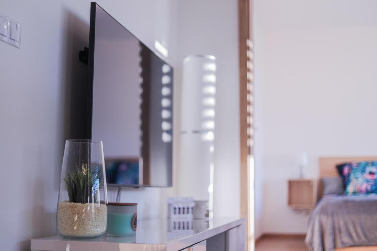 Modern Flat With Large Terrace Διαμέρισμα Χράντεκ Κράλοβε Εξωτερικό φωτογραφία