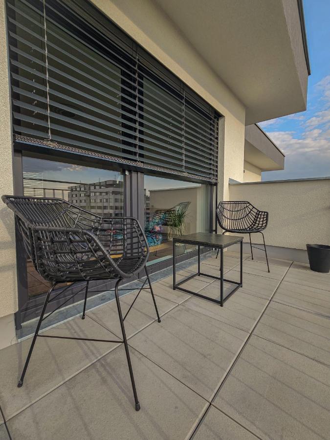 Modern Flat With Large Terrace Διαμέρισμα Χράντεκ Κράλοβε Εξωτερικό φωτογραφία