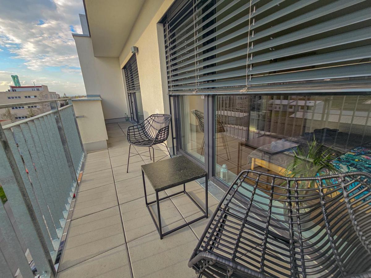 Modern Flat With Large Terrace Διαμέρισμα Χράντεκ Κράλοβε Εξωτερικό φωτογραφία